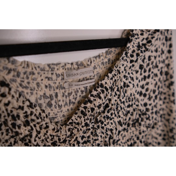 URBAN OUTFITTERS Long Sleeve Smocked Crop Top Women's Small Black White Print - Picture 2 of 3